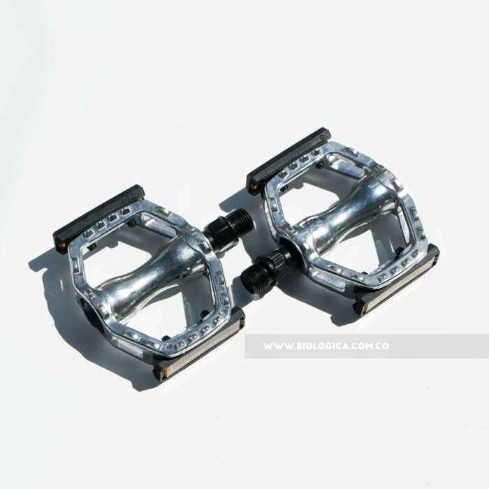 pedal-metalico-pequeño-bicicleta-moto-0002a