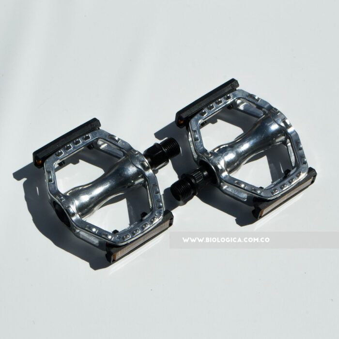 pedal-metalico-pequeño-bicicleta-moto-0002e